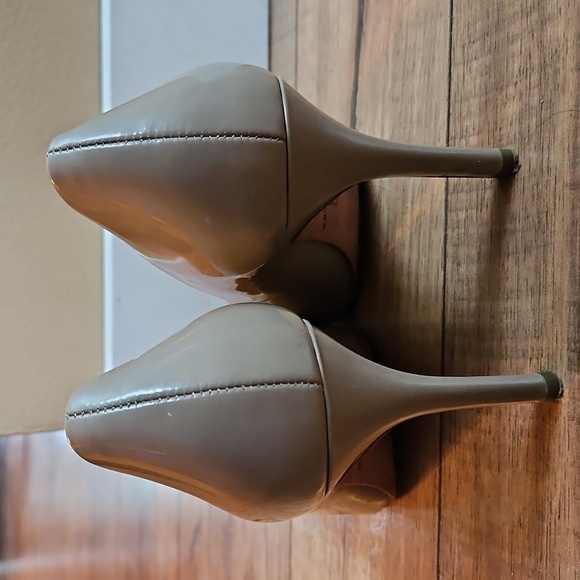 Ann Taylor Taupe Patent Leather Heels - 3.5" Round Toe, Size 7.5M - Picture 5 of 16